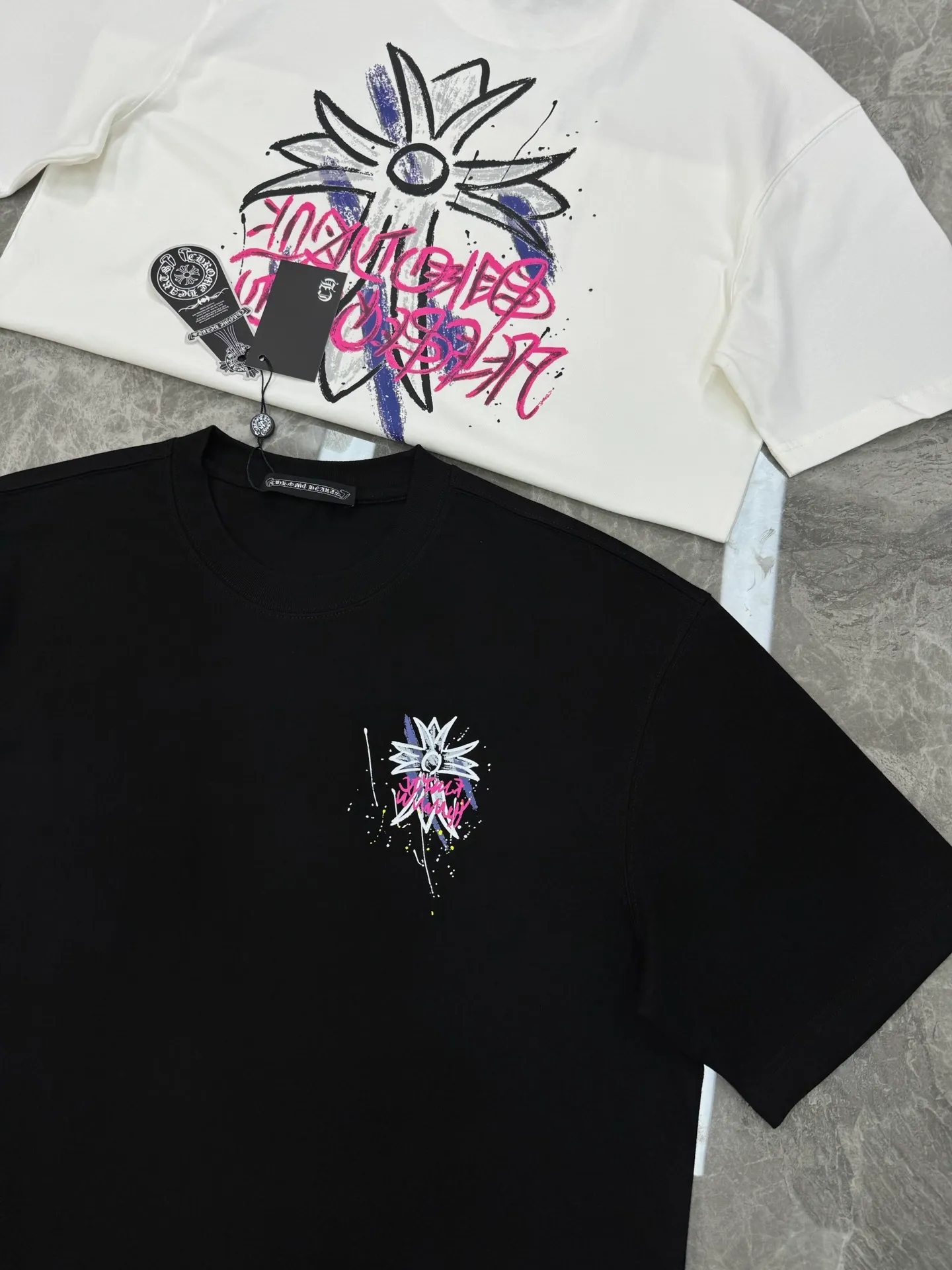 🅿️190 Top-notch looks *Croxin 25s new T-shirt. Same style for men and women! The classic cross shape is responsible for the good looks. The visual effect of the combination of personalized graphics and letters is quite unique! ! ! The sensory effect presented is naturally explosive... The 230g pure cotton fabric is selected. It is comfortable and soft. Its delicacy and comfort performance are also in place, creating an extraordinary wearing experience! Color: Black. White. Size: S-XXL (L is recommended for 175/145 pounds)